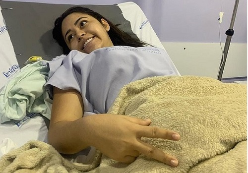 ‘Botei meus peito’: cantora Eduarda Brasil choca seguidores ao revelar que fez cirurgia