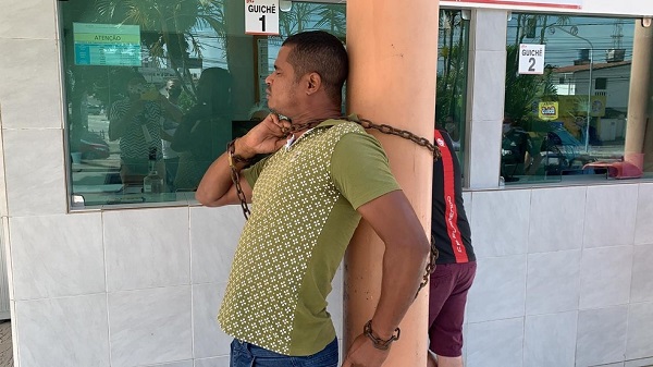 Homem fica acorrentado em frente a hospital para pedir internação do pai, na PB