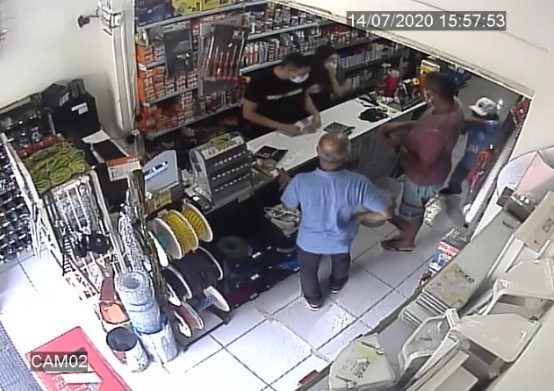VIDEO: Homem tem surto psicótico  e esfaqueia outro em fila de loja na PB