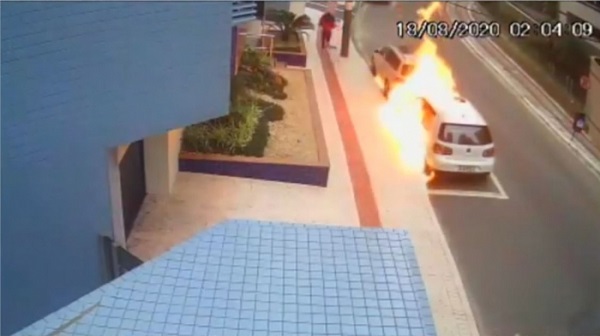 VÍDEO: Revoltada Mulher coloca fogo no carro do ex-namorado