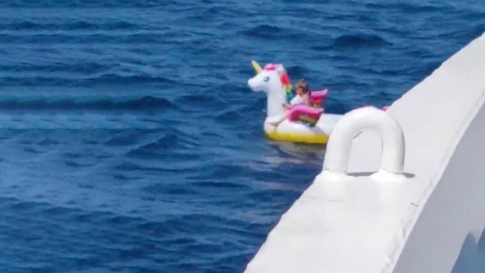 VÍDEO: Em estado de choque garotinha é resgata em alto mar, após ser levada pela maré.