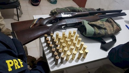 PRF prende idoso sem porte de armas, com duas espingardas e munições no Sertão da PB.