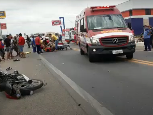 Acidente de trânsito entre carro e moto deixa três pessoas feridas na BR 230