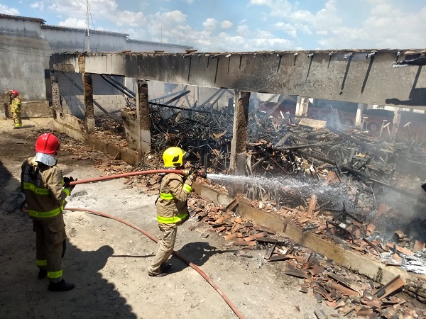 Bombeiros são acionados para conter incêndio na prefeitura de Boa Ventura no Vale do piancó
