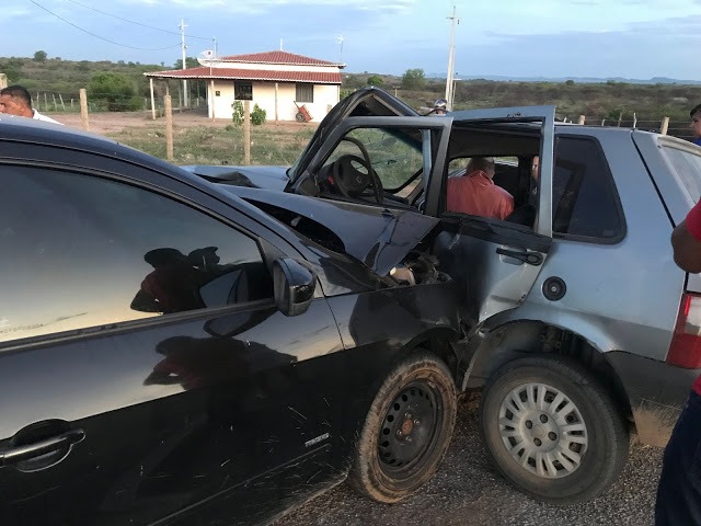 Carro que saía de motel colide com outro veículo na rodovia PB-393 no Sertão da Paraíba e deixa dois feridos
