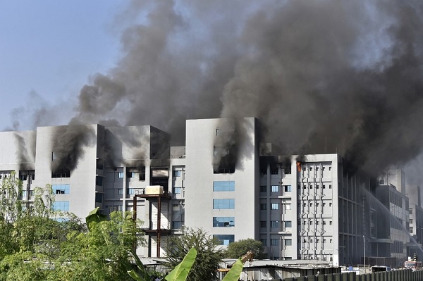Incêndio atinge prédio do Instituto Serum, que fabrica vacinas contra Covid-19 na Índia
