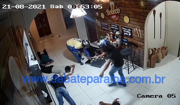 Assaltantes armados fazem vítimas de reféns e praticam roubo dentro de restaurante em cidade do sertão paraibano