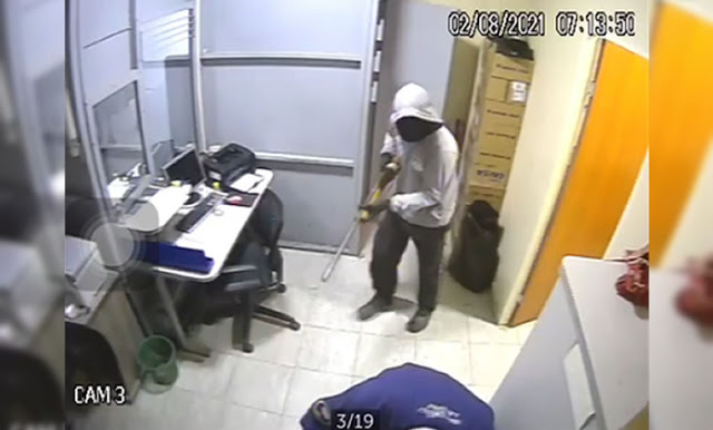 Vídeo: Assaltantes armados roubam casa lotérica no sertão paraibano, e agridem vítimas