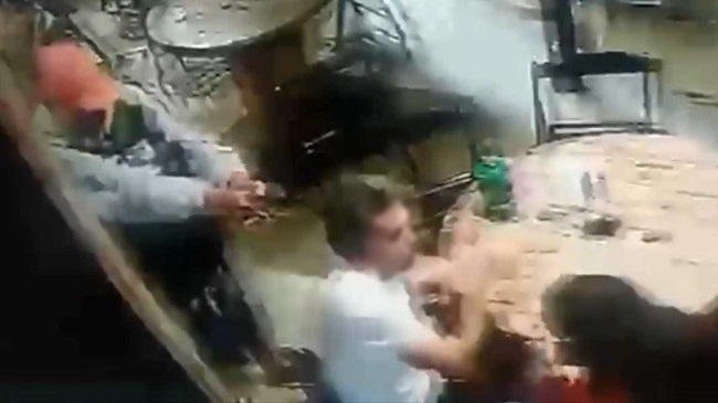 VÍDEO: Homem tenta matar professor dentro de bar e arma falha três vezes;