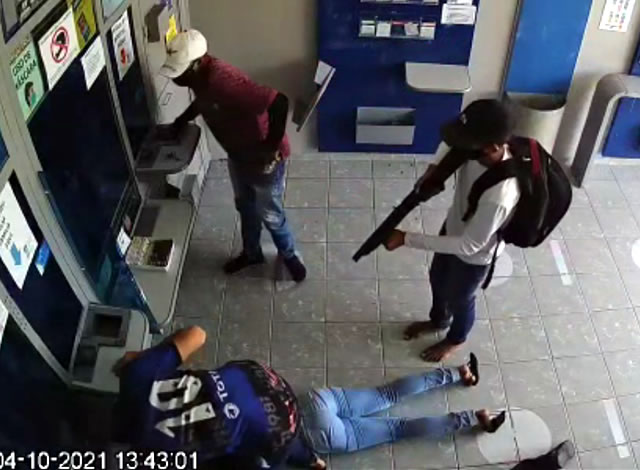 VÍDEO: Bandidos armados tentam praticar roubo em Casa Lotérica mais porta não abre