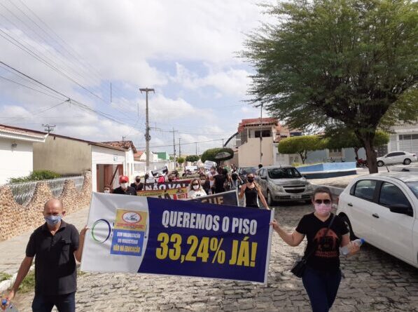 Após Itaporanga, professores de Piancó também fazem protesto por reajuste salarial