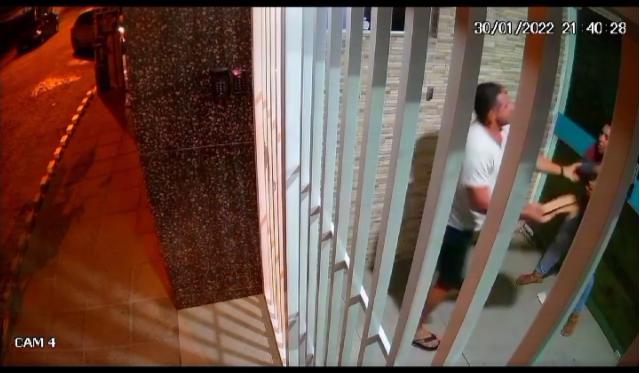 Vídeo : Entregadora por aplicativo é agredida por cliente durante entrega em condomínio, na Paraíba