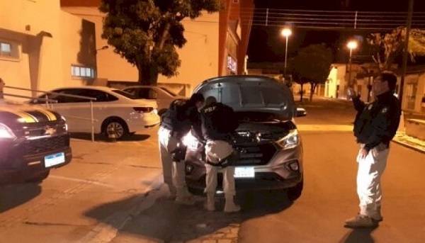 Homem é preso pela PRF em Piancó com carro roubado do Pernambuco