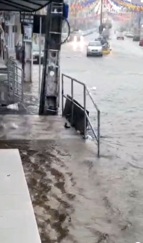 VÍDEO : Chuva forte inunda centro de Itaporanga nesta segunda-feira e causa transtornos