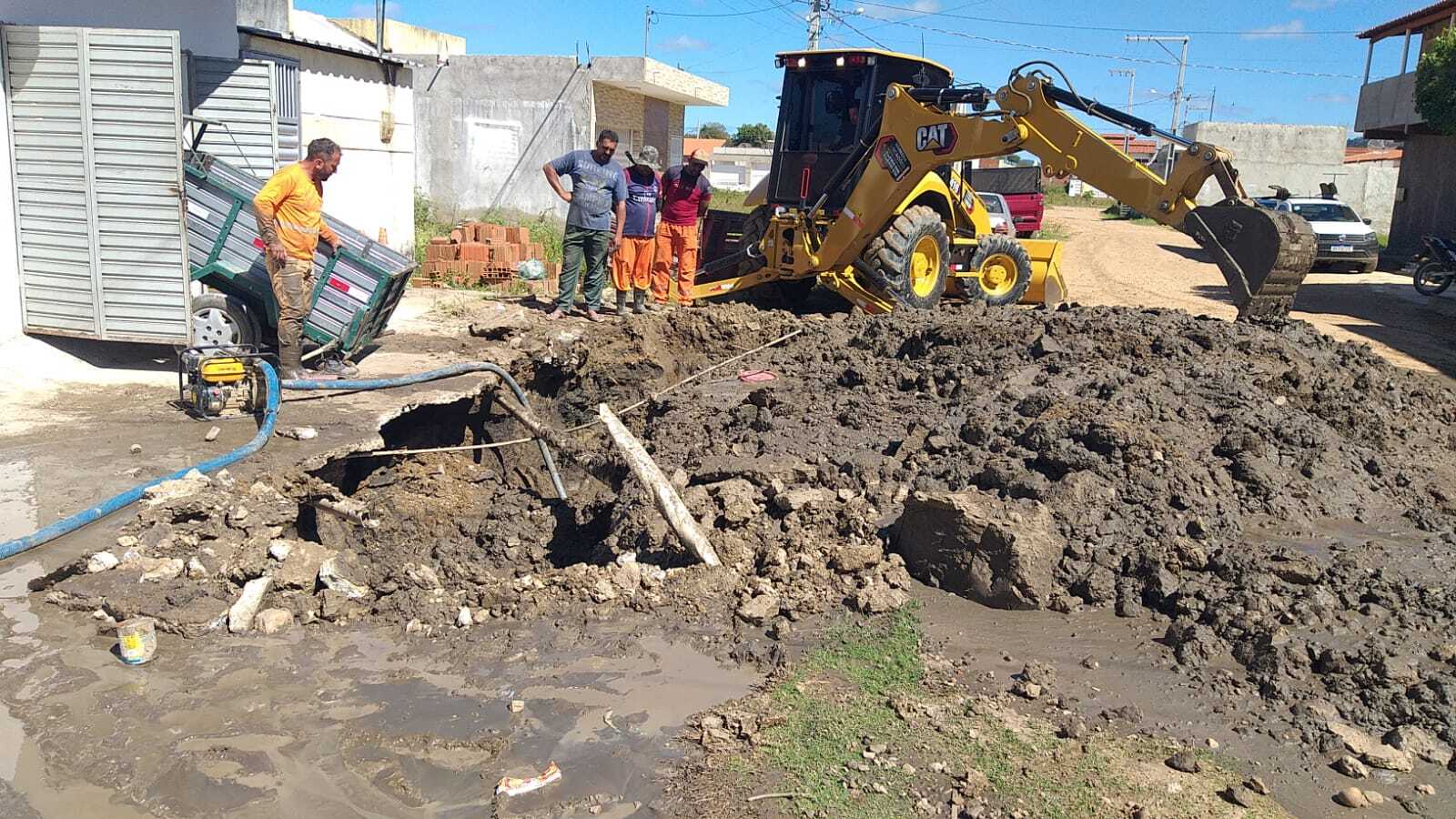 Equipe da cagepa tanta sanar grande vazamento que prejudica moradores de loteamento em Itaporanga