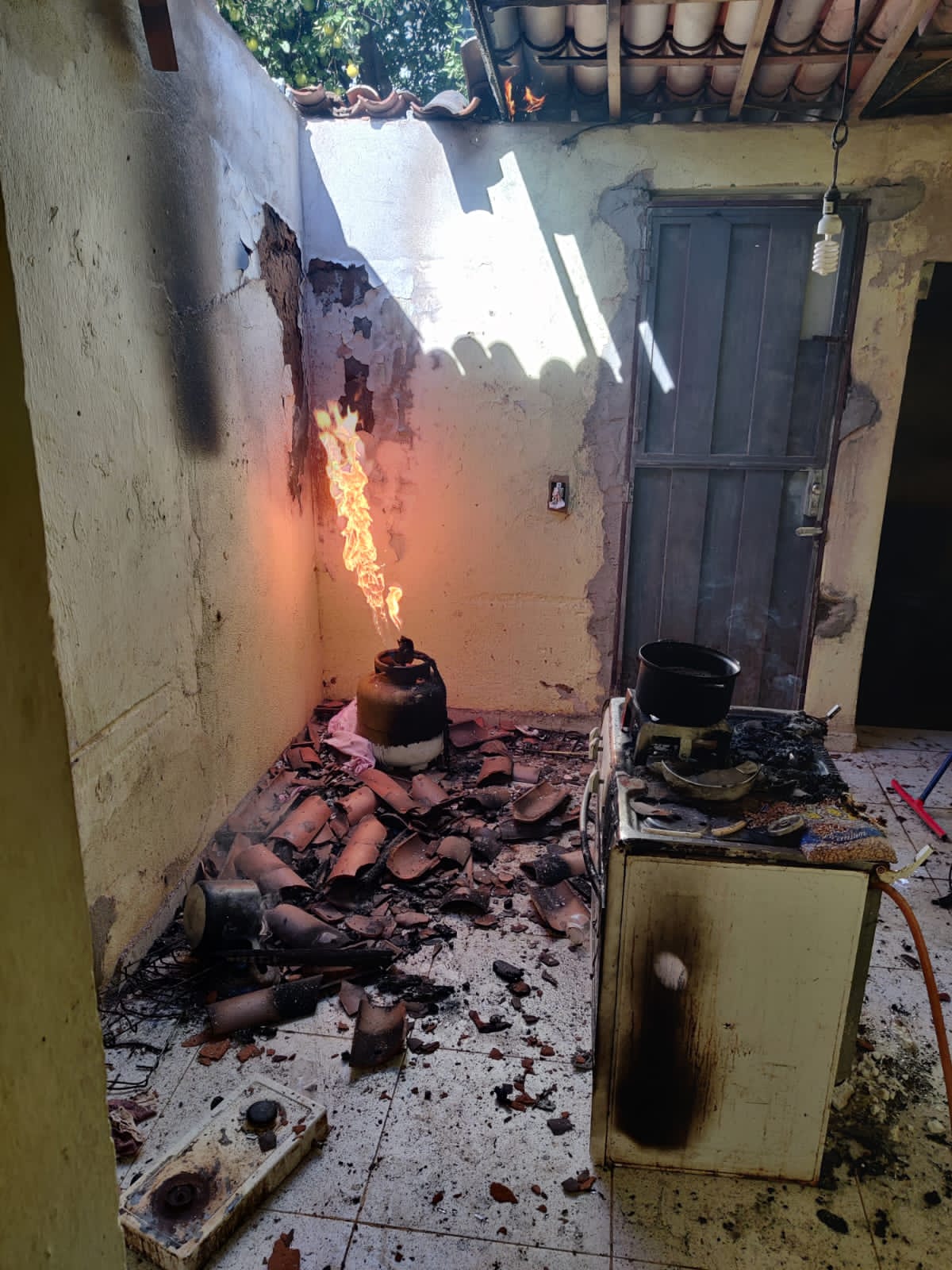 Incêndio destrói teto de casa e deixa morador ferido em cidade no vale do piancó