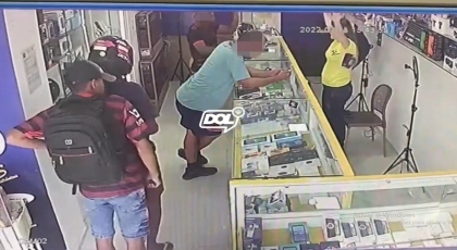 VEJA O VÍDEO : Loja de eletrônicos é assaltada por dois homens em Itaporanga