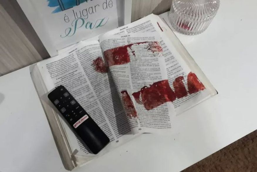 Na Paraíba Mulher é morta com golpes de facão, marido o principal suspeito teria limpado arma do crime com bíblia