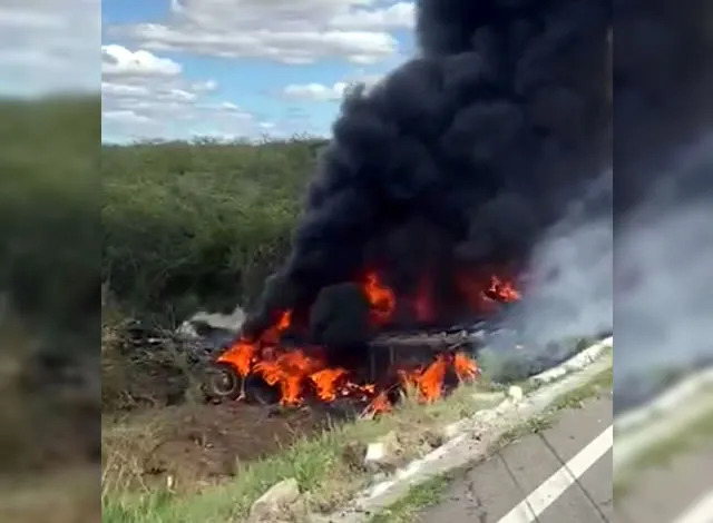 VÍDEO : Carreta tomba e pega fogo na BR-405 no sertão paraibano