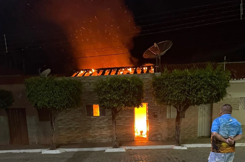 No Vale do Piancó Incêndio causado por vela destrói casa em Nova Olinda