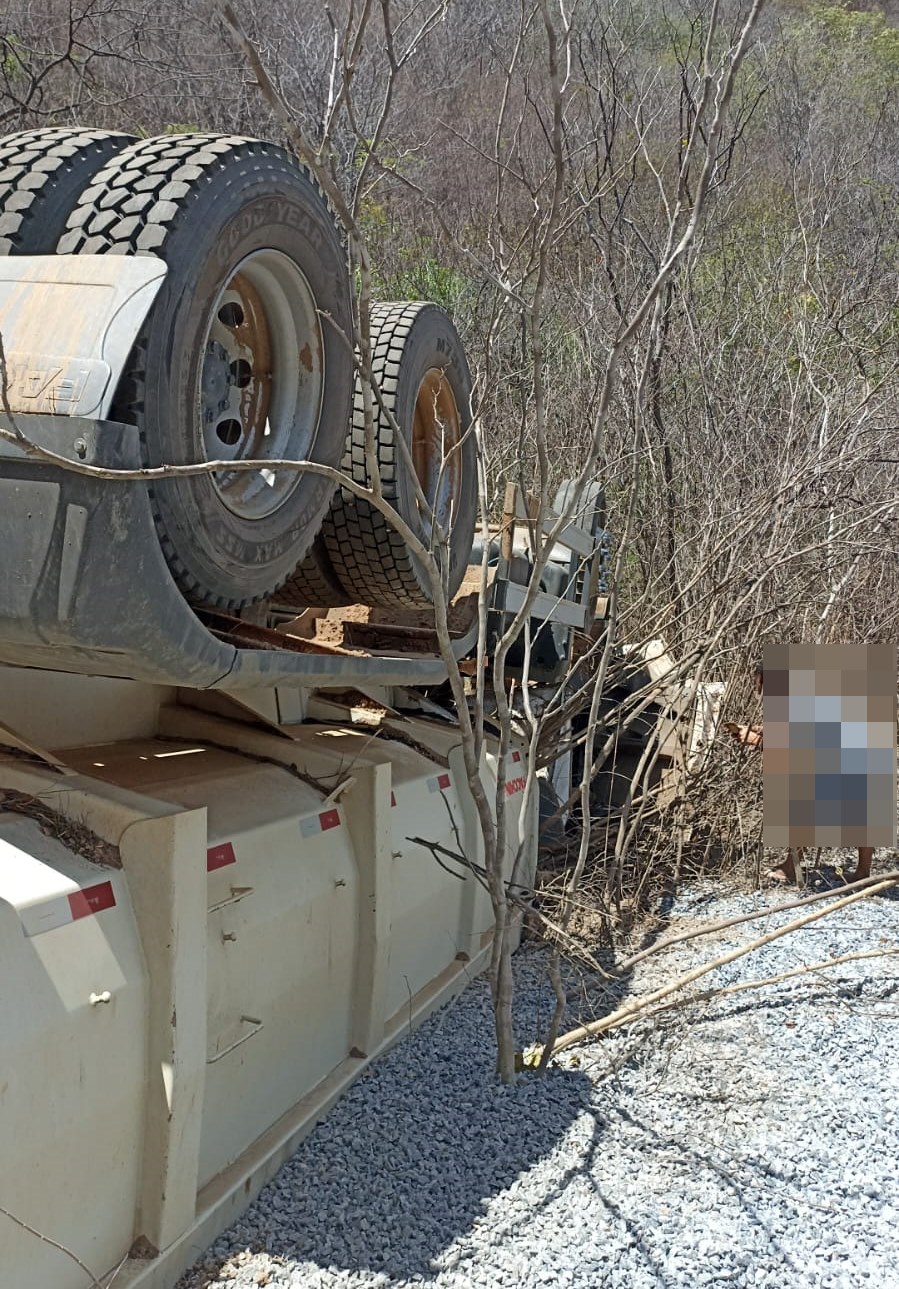 Acidente com caçamba deixa motorista morto em rodovia no vale do piancó