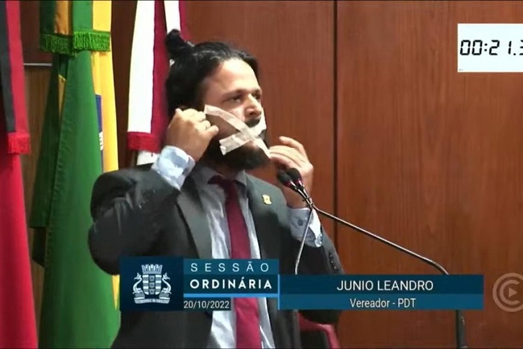 Na Paraíba, vereador cola fita na boca em protesto à tentativa de retirarem frase de seu discurso