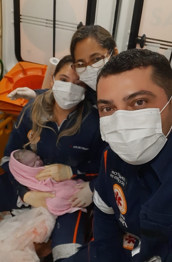 Equipe do SAMU realiza parto de emergência em ambulância na cidade de Santana de Mangueira