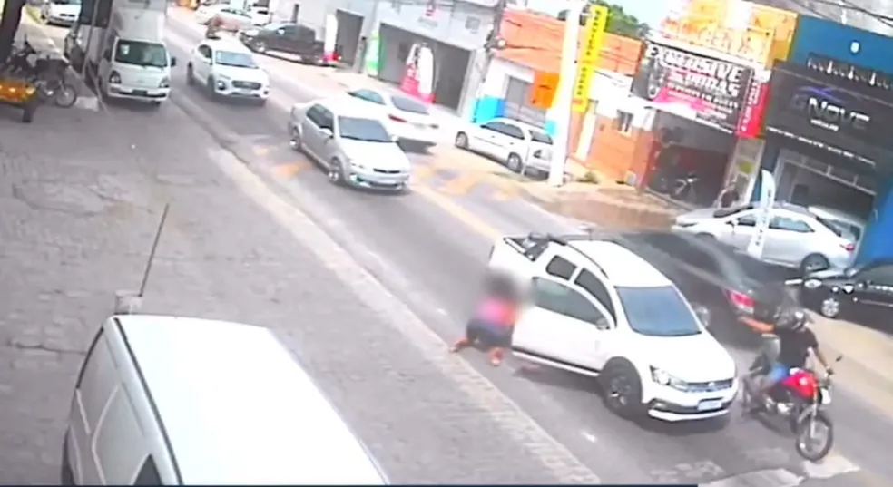 Homem é morto a tiros dentro de carro parado em semáforo em Patos