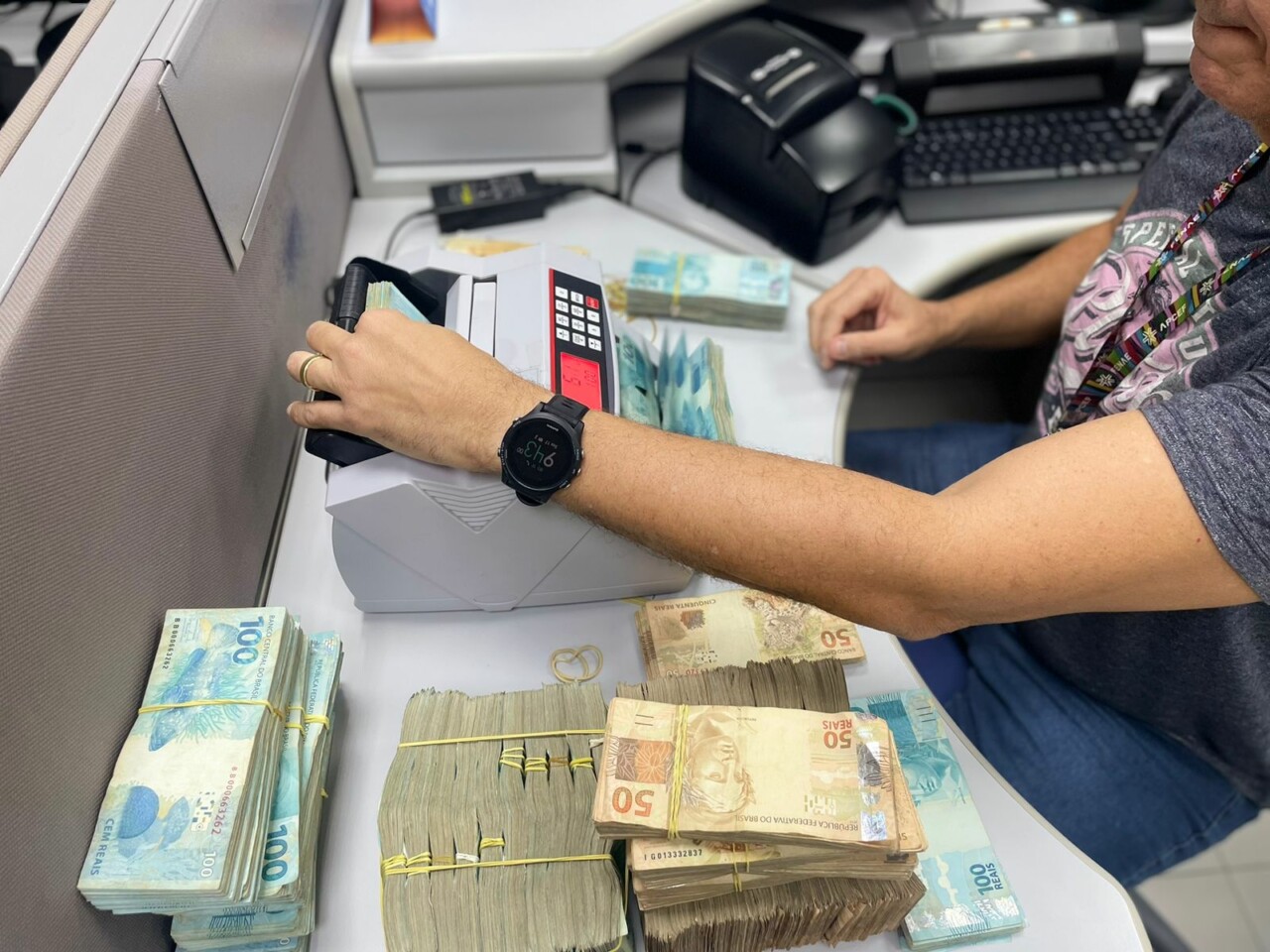 Dinheiro encontrado dentro de malas no Aeroporto Castro Pinto seria pagamento de propina para políticos paraibanos; diz jornalista
