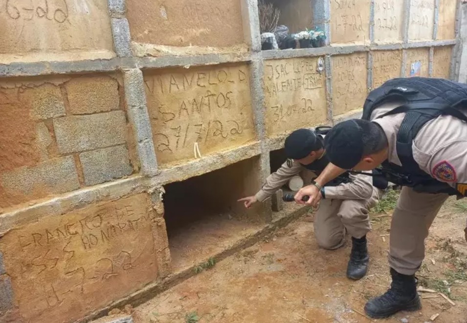 Mulher é resgatada por policiais  após ser enterrada viva em túmulo