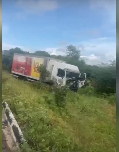 Motorista perde controle de caminhão e sai da pista na PB-386, no Vale do Piancó