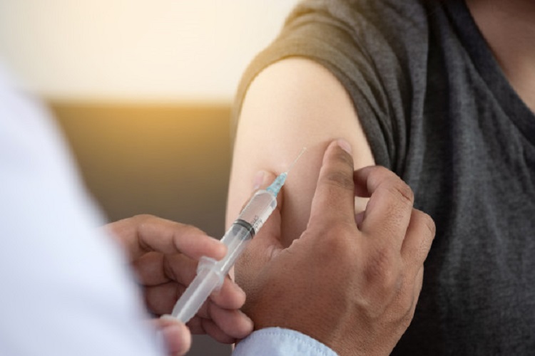 Governo amplia vacina bivalente para todos acima de 18 anos