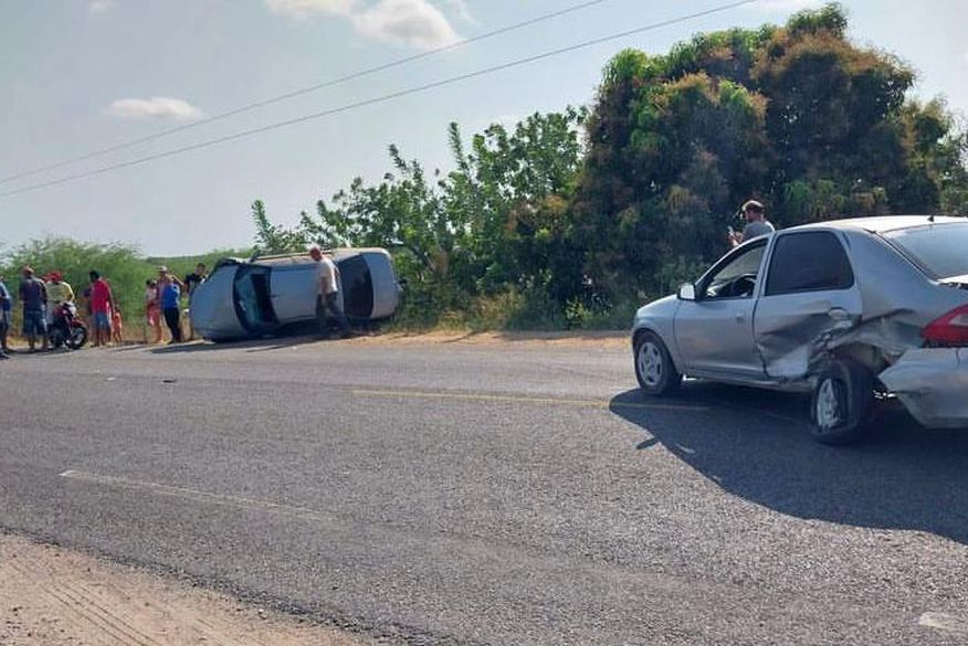 Colisão entre carros causa capotamento e deixa feridos na PB-293, no Sertão da Paraíba