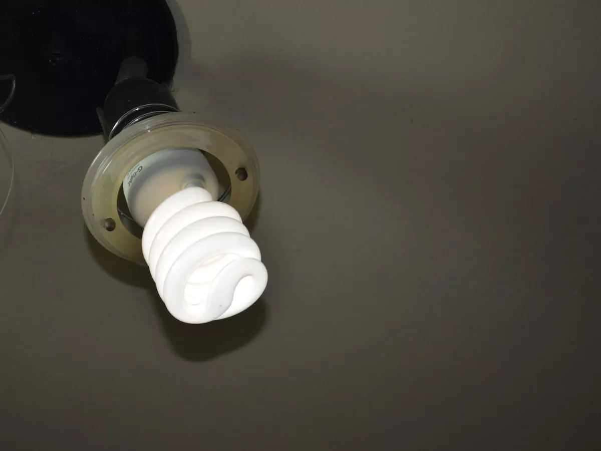 Projeto da Energisa visita cidades da Paraíba e faz troca lâmpadas antigas pelas de LED