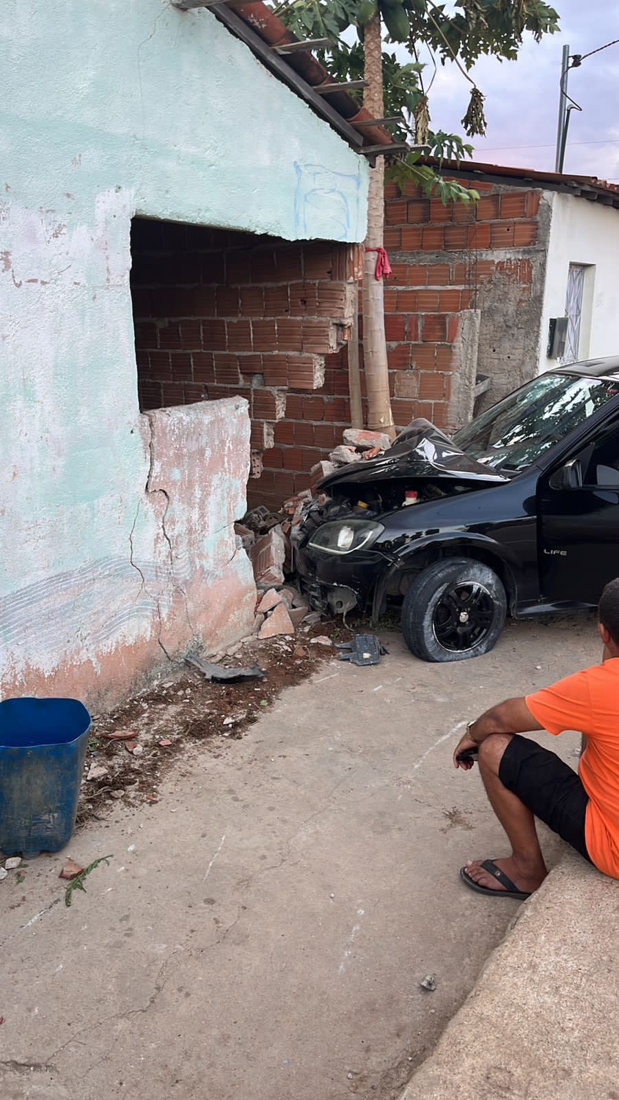 Carro invade casa e atinge jovem, na zona rural de Boa Ventura