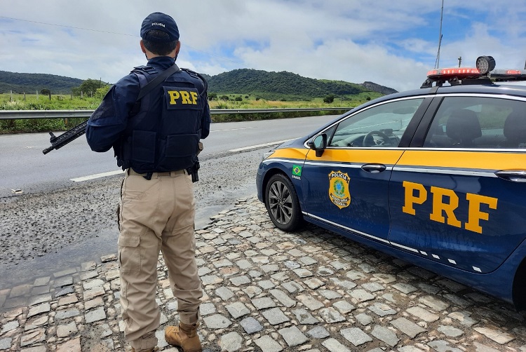PRF apreende oito veículos e prende sete pessoas durante operação no sertão da PB.
