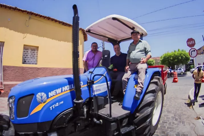 Deputados Júnior Araújo e Murilo Galdino promovem doação de trator para o Sindicato Rural de Cajazeiras