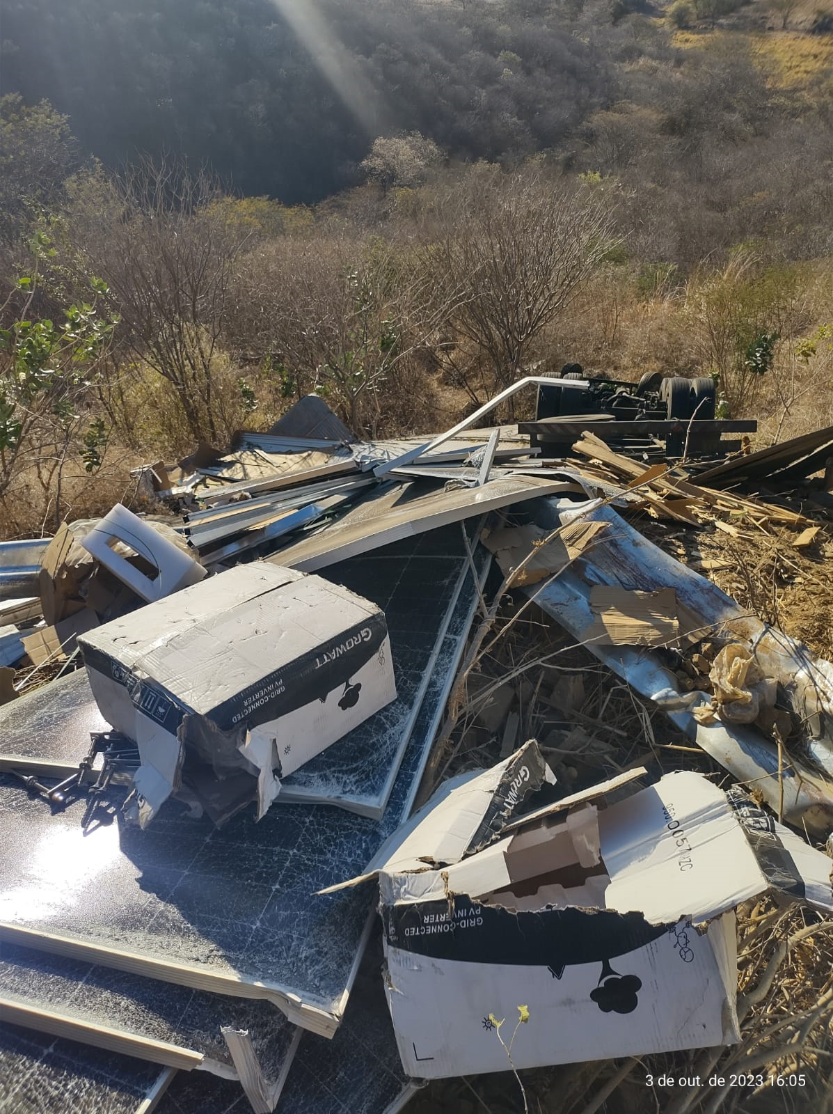 Motorista morre após capotar caminhão em rodovia no Vale do Piancó
