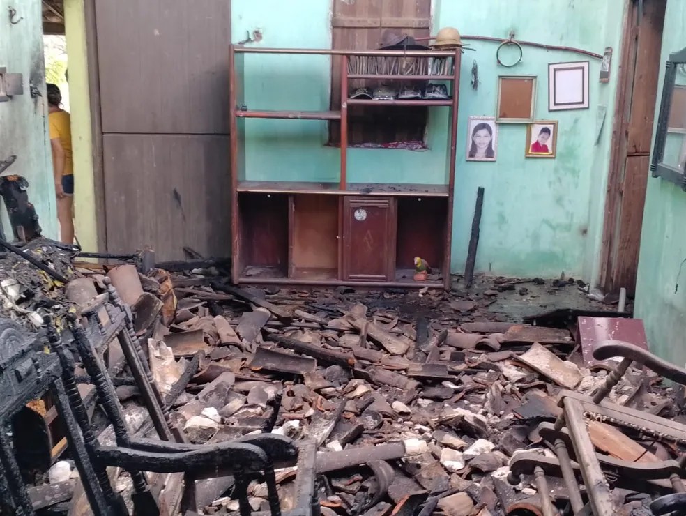 INUSITADO: Homem incendeia a própria casa após tentar matar percevejos com maçarico