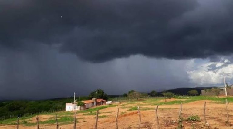 Chove em várias cidade do Vale do Piancó nesta segunda feira (27)