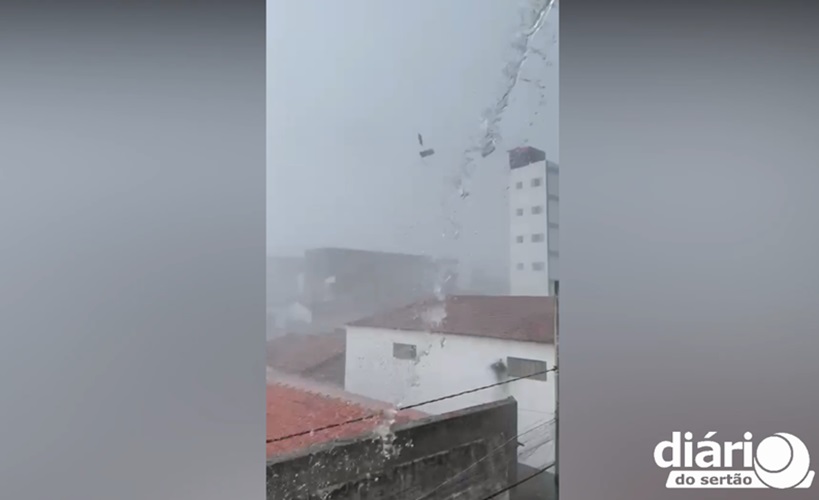 VÍDEO: Tempestade de vento em Itaporanga derruba placas, outdoors, fachadas de lojas e gera vários transtornos
