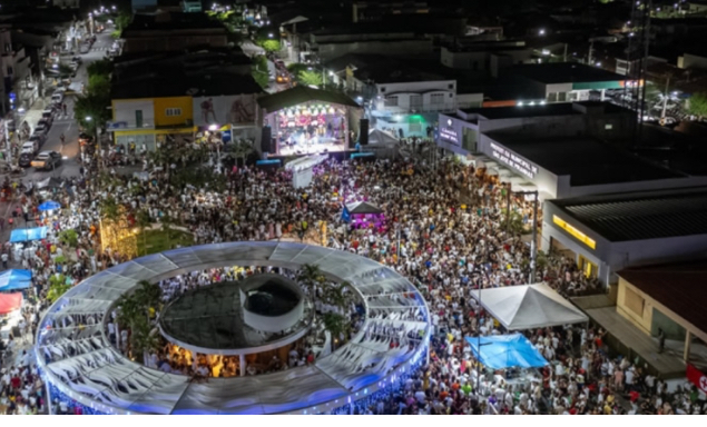 Show da Virada: multidão brinda a chegada de 2024 em São José de Piranhas
