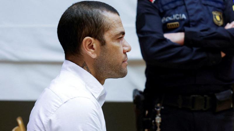 Daniel Alves é condenado a 4 anos e 6 meses de prisão por agressão sexual