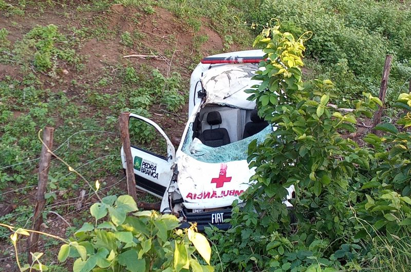 Ambulância do Município de Pedra Branca fica destruída após colisão com boi em rodovia