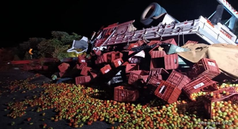 Homem morre e dois ficam feridos em acidente com caminhão carregado de tomates na Serra de Teixeira