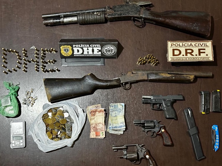 Em Patos, 4 suspeitos são presos com espingardas calibre12, além de outras armas de fogo, drogas e munições.