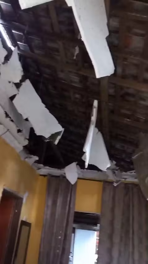 Impressionante; Raio atinge casa, destrói teto e deixa uma pessoa ferida na Paraíba