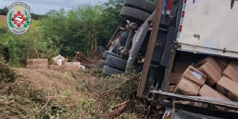 No Vale do Piancó Carreta tomba, e carga de cigarros contrabandeados é apreendida