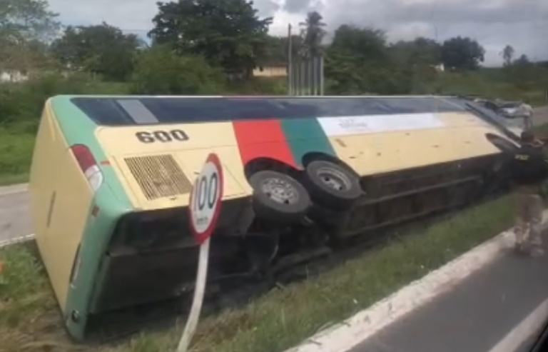 Ônibus que transportava forrozeiros tomba e deixa feridos na BR-230, na Paraíba