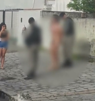 Homem é flagrado andando nu no meio da rua e acaba preso pela polícia